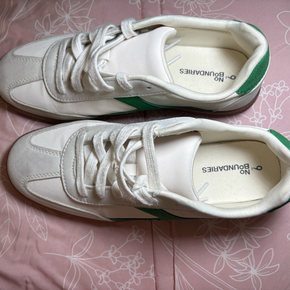 No boundaries White Sneakers with Green Accent